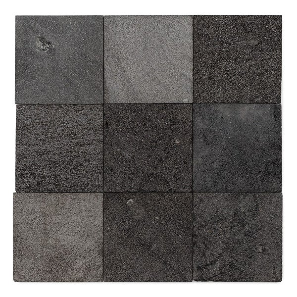 Set mit neun quadratischen Natursteinfliesen mit unterschiedlichen rauen Oberflächenstrukturen