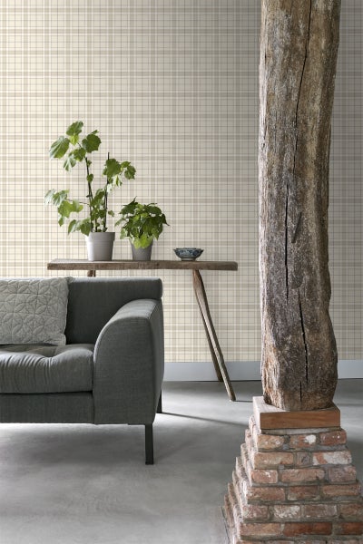 Wohnzimmer mit karierter Tapete, Sofa, Holztisch und Pflanzen