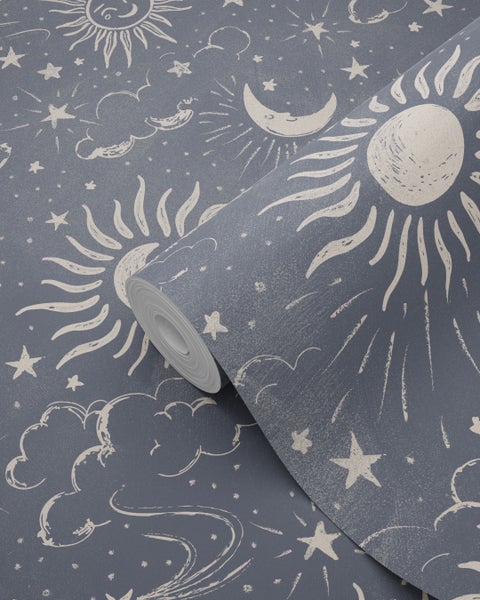 Tapetenrolle mit Himmelsmotiv, handgezeichnete Sonnen, Monde, Sterne und Wolken.
