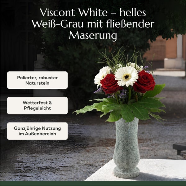Grabvase aus Naturstein Viscont White, poliert und wetterfest für die ganzjährige Nutzung im Außenbereich mit einem Blumenstrauß.