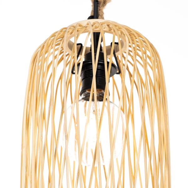 Pendelleuchte aus Bambus-Geflecht mit sichtbarem Leuchtmittel und einer Aufhängung aus Juteseil.