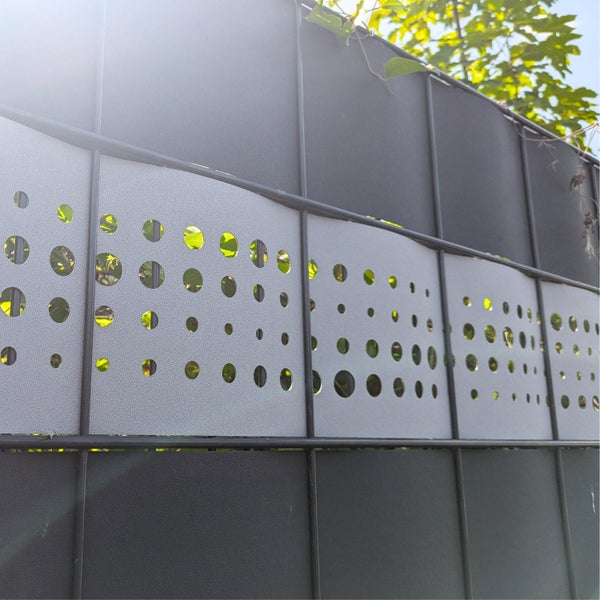 Sichtschutzzaun mit runden Dekorelementen