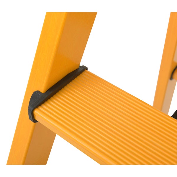 Detailansicht einer Sprosse einer Leiter aus Kunststoff