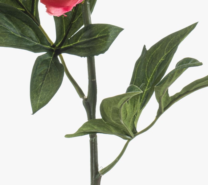 Nahaufnahme eines künstlichen Zweigs mit grünen Blättern und dem unteren Teil einer rosa Blüte.