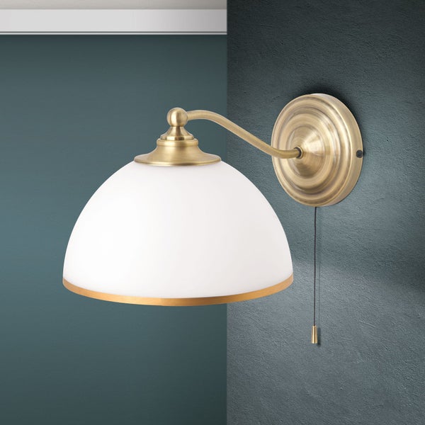 Wandleuchte in antikem Design mit halbrunden Glasschirm und Zugschalter.