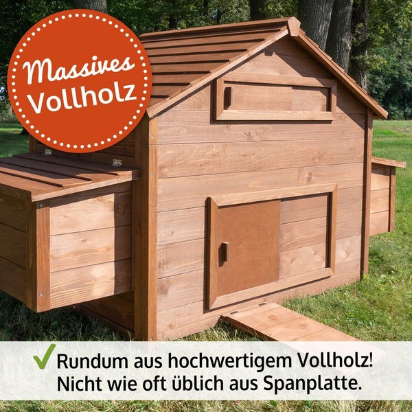 Hühnerstall aus massivem Vollholz mit Schiebetür, Rampe und seitlichem Nistkasten im Freien.