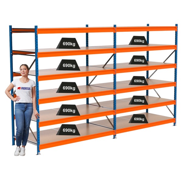 Belastbares Schwerlastregal mit sechs Regalebenen und einer Frau für Größenvergleich