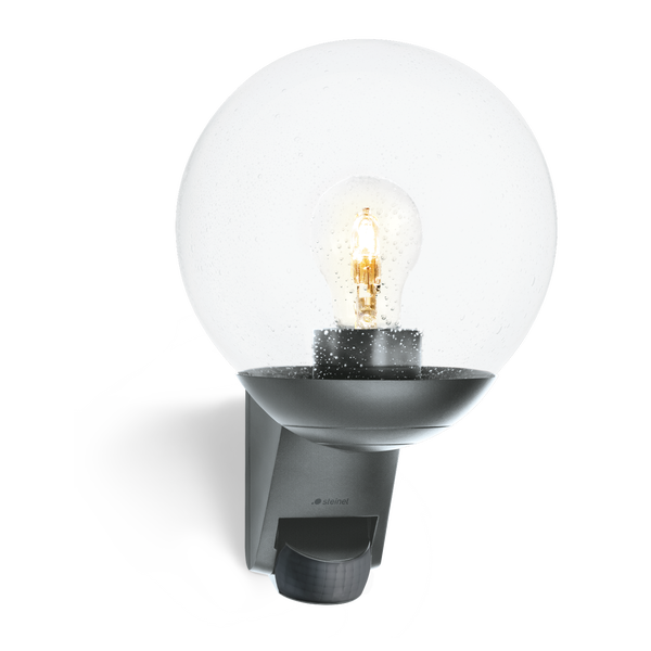 Steinel Sensor-Außenleuchte mit kugelförmigem Schirm und Bewegungsmelder.