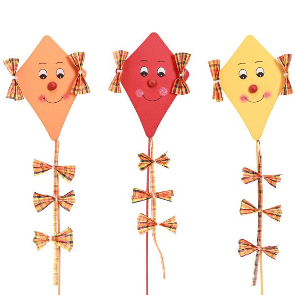 Drei dekorative Gartenstecker in Form von Drachen mit Schleifen