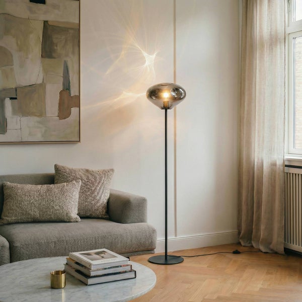 Wohnzimmer mit Sofa, Couchtisch und Stehlampe mit Glasschirm