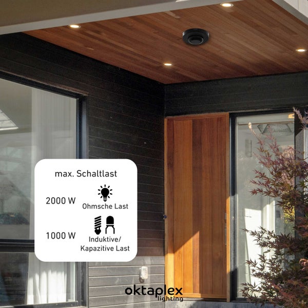 Schwarzer Bewegungsmelder an Holzdecke. Schaltlast: 2000 Watt ohmsche Last, 1000 Watt induktive oder kapazitive Last. oktaplex lighting Logo.