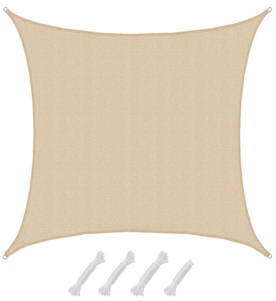 Quadratisches Sonnensegel in Beige aus gewebtem Stoff mit Metallösen an den Ecken und vier Befestigungsseilen.
