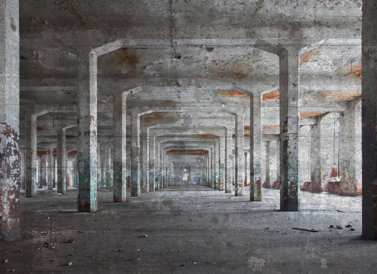 Fototapete mit Motiv einer alten Industriehalle, Betonpfeiler in langer Perspektive, verwitterte Optik im Urban-Decay-Stil.