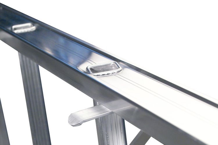 Detailaufnahme einer Aluminiumleiter mit Sprossenbefestigung