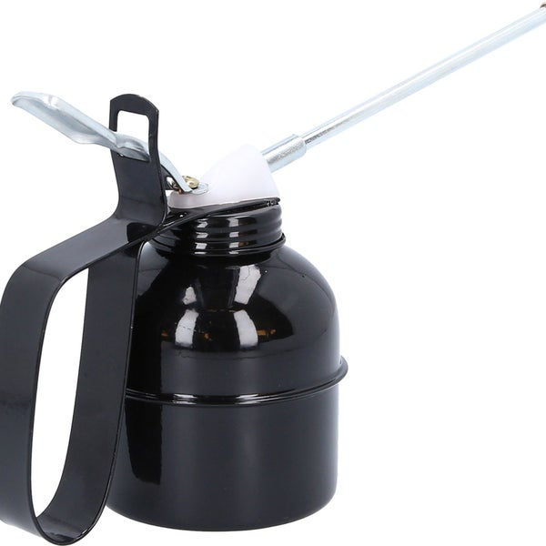 Ölkanne aus Metall mit Ausgießer