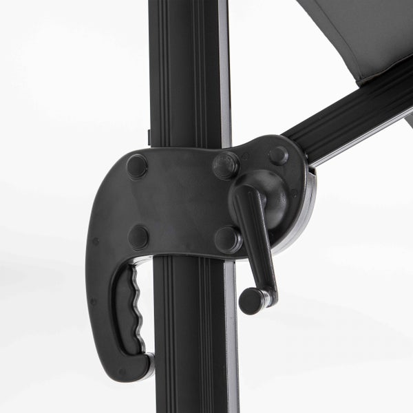 Kurbelmechanismus und Schiebegriff am Mast eines Ampelschirms zur Höhenverstellung und zum Öffnen des Schirmdachs.