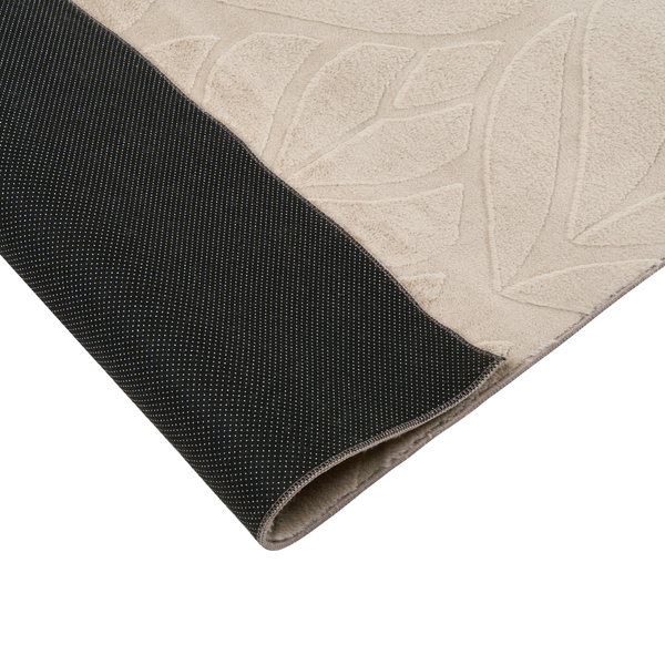Beige Teppich mit Blattmuster und rutschhemmender Rückseite.