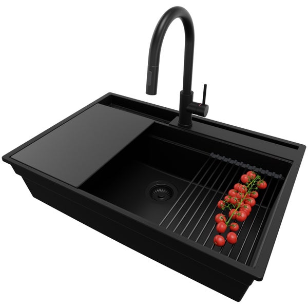 Schwarze Küchenspüle mit Abtropfgestell, Schneidebrett und Armatur