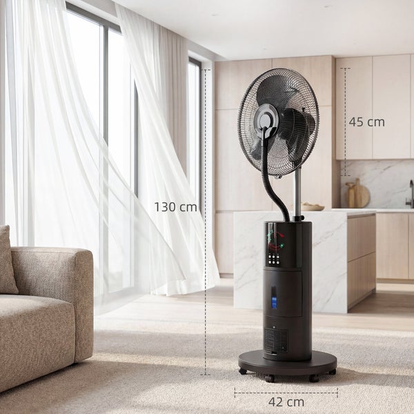 Schwarzer Standventilator mit Sprühnebelfunktion im hellen Wohnzimmer. Maße: 130 Zentimeter hoch, 45 Zentimeter Kopf, 42 Zentimeter breiter Fuß.