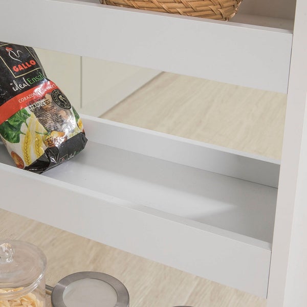 Detailaufnahme eines weißen Küchenregals mit einer Packung Salat