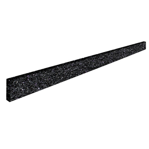 Wandschlussleiste in schwarzer Steinoptik mit körniger Oberfläche.