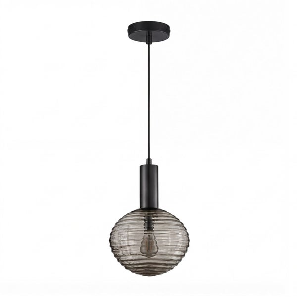 Pendelleuchte mit geriffeltem Schirm aus Rauchglas und schwarzer Aufhängung.