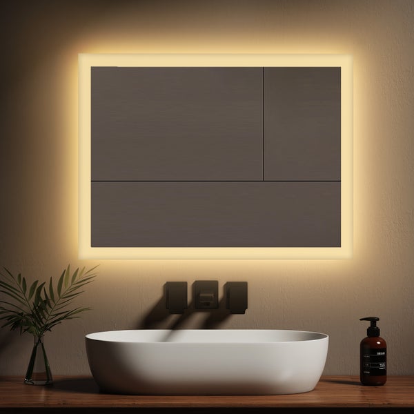 Rechteckiger Badezimmerspiegel mit LED-Rahmenbeleuchtung über einem ovalen Aufsatzwaschbecken auf einer Holzplatte im modernen Badezimmer.