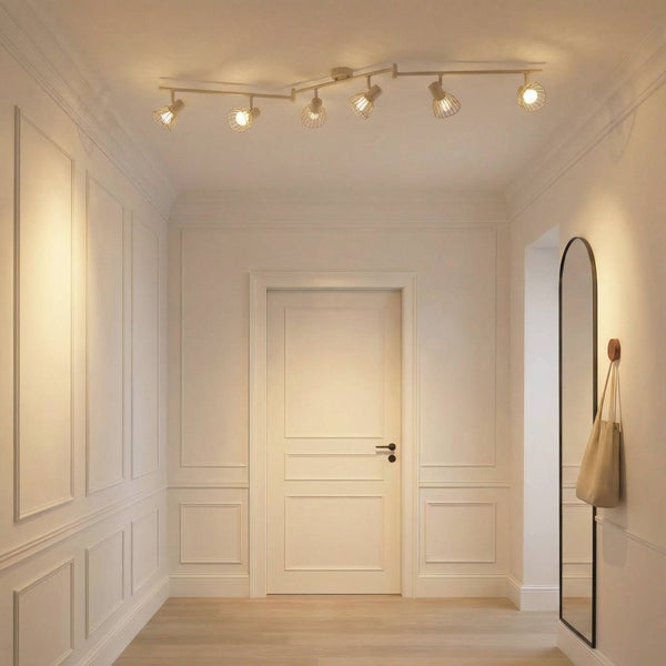 Flur mit Deckenschiene mit mehreren Strahlern, Tür und Spiegel