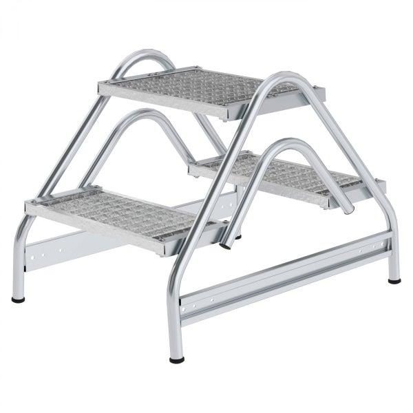 Zweistufige Industriestiege aus Metall mit rutschhemmenden Gitterroststufen und seitlichen Haltegriffen.