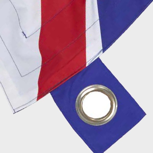Detailansicht einer Flagge mit Metallöse zur Befestigung.