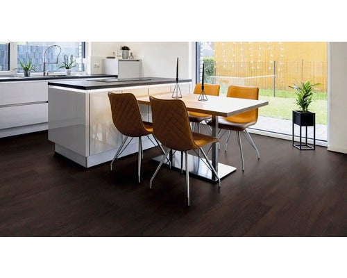 Esszimmer mit dunklem Holzboden, Esstisch und Stühlen