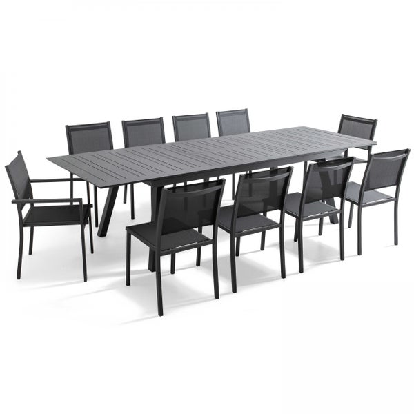 Gartenmöbel-Set bestehend aus einem rechteckigen Tisch mit Metall-Lamellen und zehn Stühlen mit Textilbespannung.