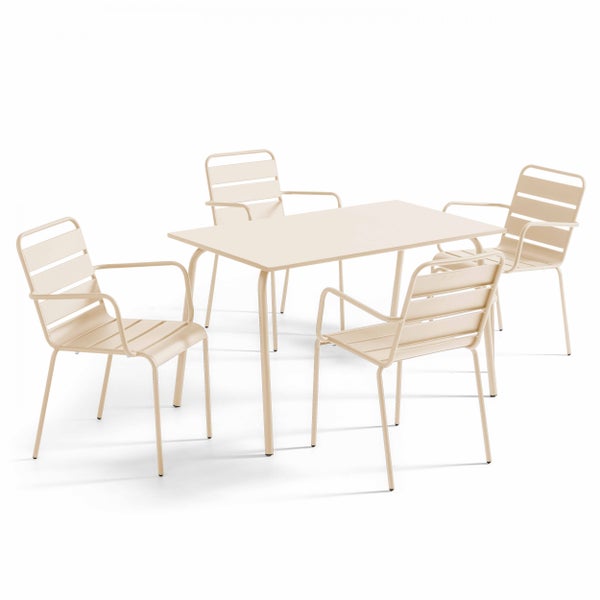 Modernes Gartenmöbel-Set aus beigem Metall bestehend aus einem rechteckigen Tisch und vier Gartenstühlen mit Armlehnen.
