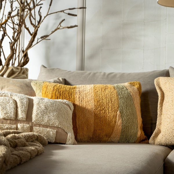 Nahaufnahme von dekorativen Kissen auf einem Sofa