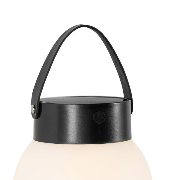 Tragbare LED-Leuchte mit schwarzem Gehäuse, Tragegriff in Lederoptik und weißem Lampenschirm.