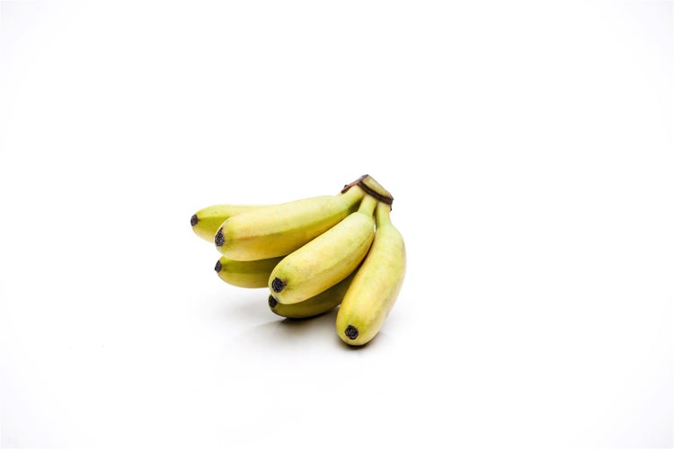 Eine kleine Staude mit frischen Bananen auf weißem Hintergrund.