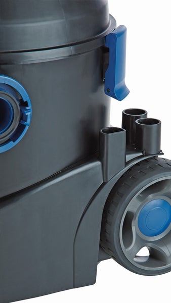 Detail eines schwarzen und blauen Nass-Trockensaugers mit Rad, Zubehörhalterungen und Schlauchanschluss.