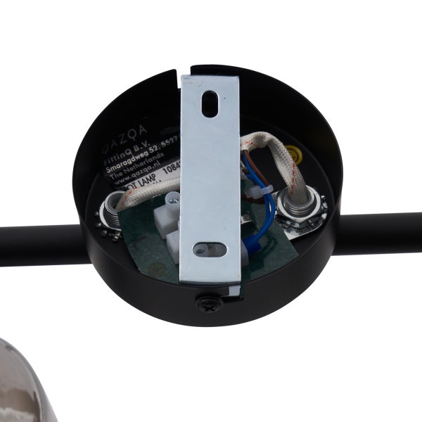 Detailansicht einer schwarzen Deckenleuchte mit elektrischen Komponenten und Montagehalterung