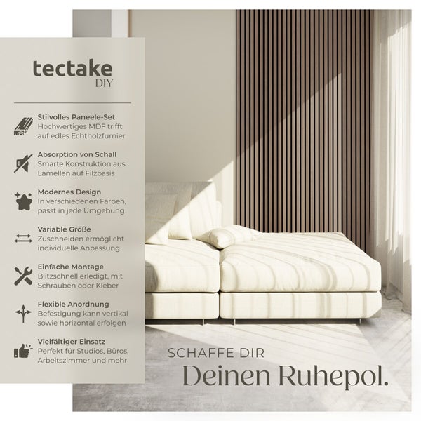 tectake DIY Logo. Wandpaneele aus MDF mit Echtholzfurnier und Filzunterseite zur Schalldämmung in einem modernen Wohnzimmer mit hellem Sofa.