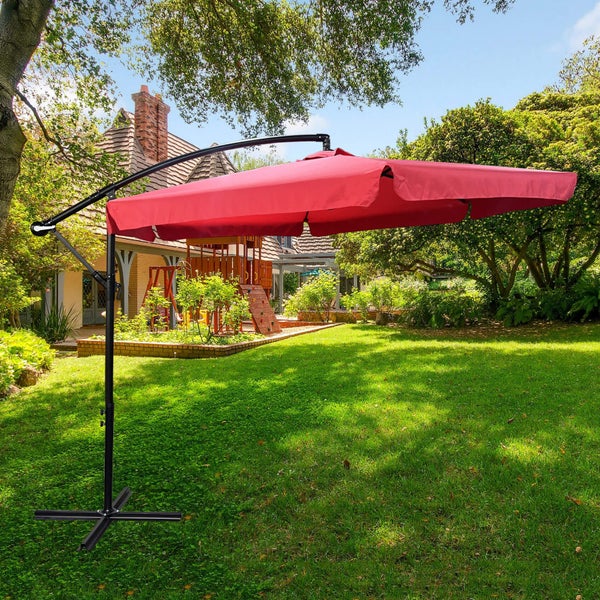 Roter Gartenschirm mit Kurbelmechanismus auf Rasenfläche