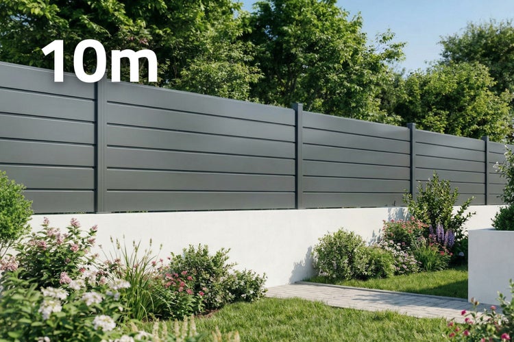 Moderner Sichtschutzzaun aus grauen horizontalen Lamellen auf einer niedrigen weißen Mauer im Garten mit Bepflanzung, 10 Meter Länge.