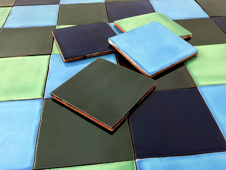 Quadratische Keramikfliesen in verschiedenen Farben