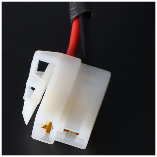 Kunststoffstecker für Elektroanschlüsse mit vergoldeten Kontakten und fest angeschlossenen Kabeln.