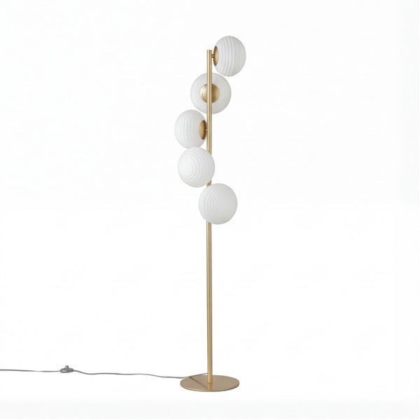 Stehleuchte aus goldfarbenem Metall mit fünf geriffelten weißen Glaskugeln.