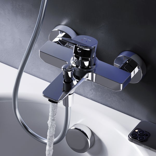 Wannenarmatur mit Brauseschlauch und laufendem Wasser