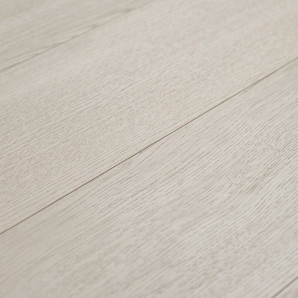 Laminatboden in Holzoptik mit deutlich sichtbarer Maserung und strukturierter Oberfläche in Nahaufnahme.