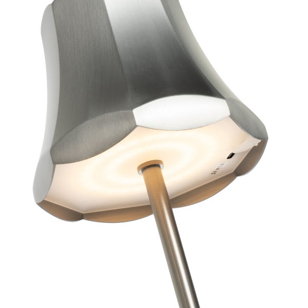Nahaufnahme eines Lampenschirms aus Metall mit integrierter Lichtquelle und Ladeanschluss.