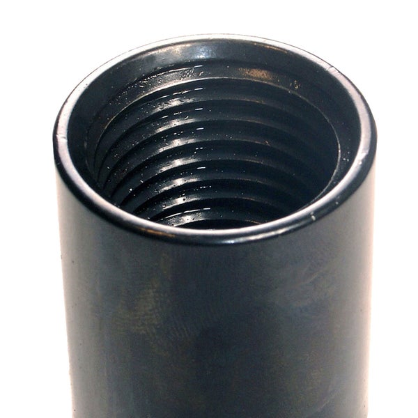 Schwarzes Rohrstück mit Innengewinde