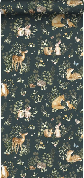 Tapete mit Waldtier-Illustrationen wie Rehen, Füchsen, Hasen und Eichhörnchen zwischen Blättern und Blumen für das Kinderzimmer.