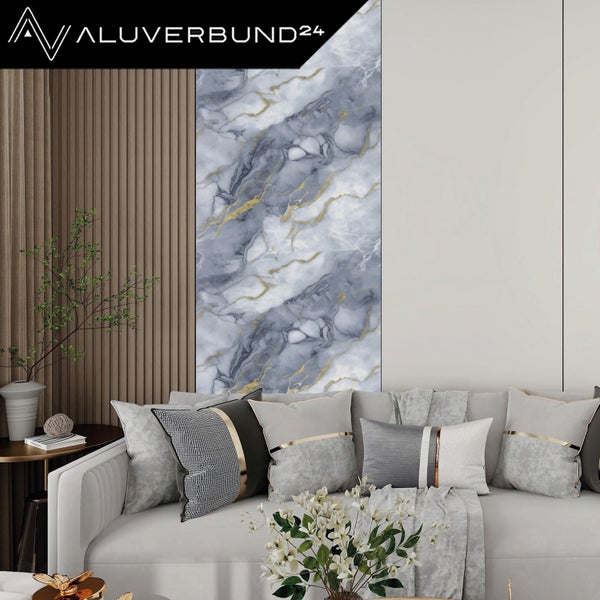 Aluverbund24 Logo. Aluminium-Verbundplatte mit Marmor-Dekor und Goldadern als Wandverkleidung hinter einem Sofa im Wohnzimmer.
